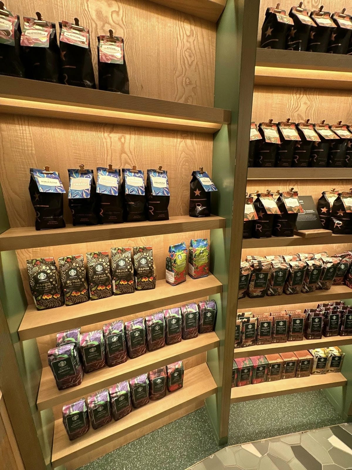 台北信義區【星巴克典藏DREAM PLAZA 台北】 【】